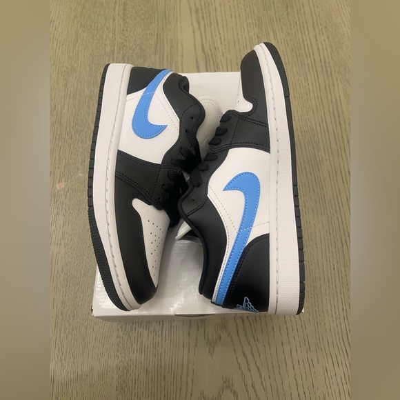 NEW AUTHENTIC WOMENS UNIVERSITY BLUE AIR JORDAN 1 LOW - Picture 1 of 4